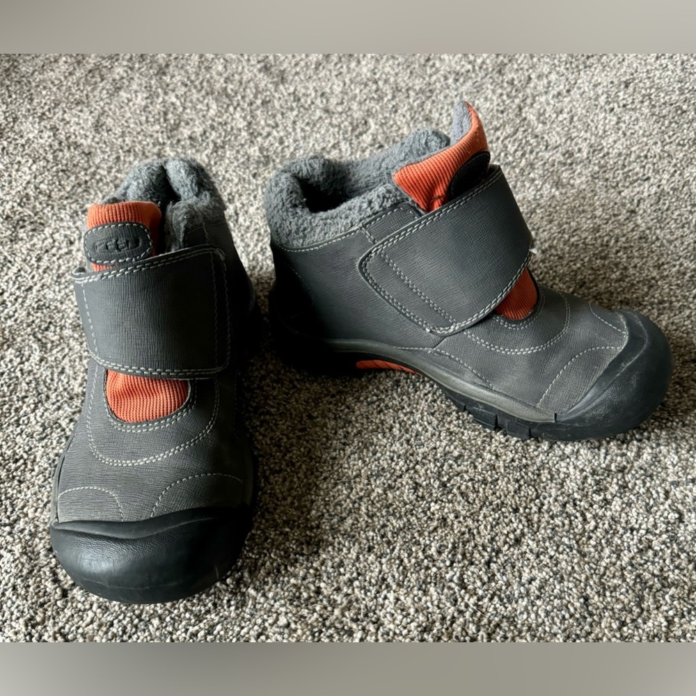 Boys Youth KEEN Mid-Ankle Fleece Lined, Waterproof Boot Grey and Orange Size 3